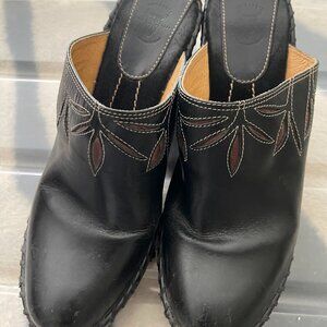 VINTAGE Frye Mules Black with Burgundy Cut Out Details 3" Heels 8.5